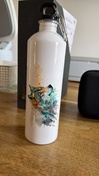 Bonita y ligera botella de agua